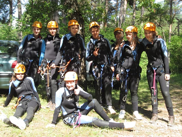 groupe d'ados en colo dans le gars en tenue de canyoning