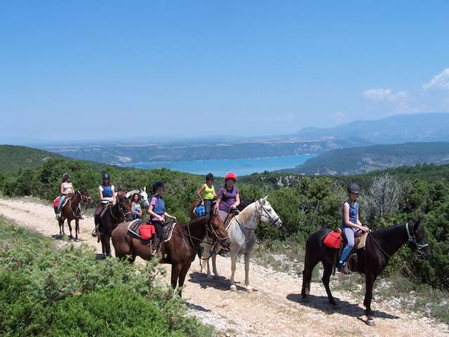 groupe d'ados en balade à cheval en colo dans le sud