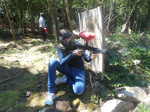 ado faisant du paintball en colonie de vacances cet été