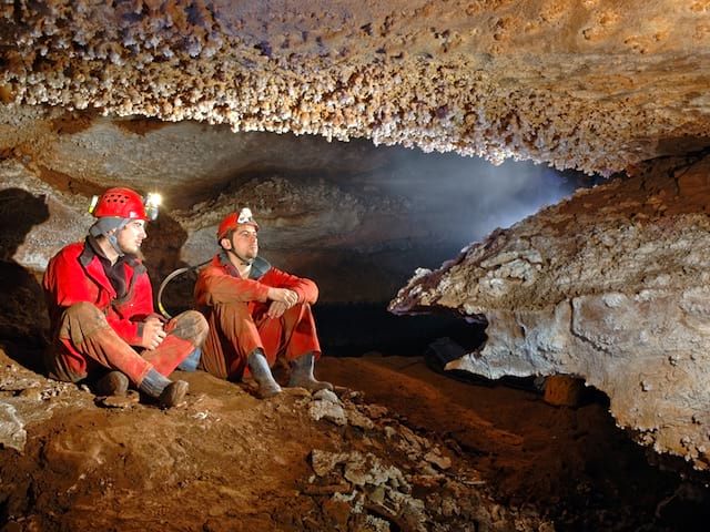 moniteurs de spéléologie en colo cet été