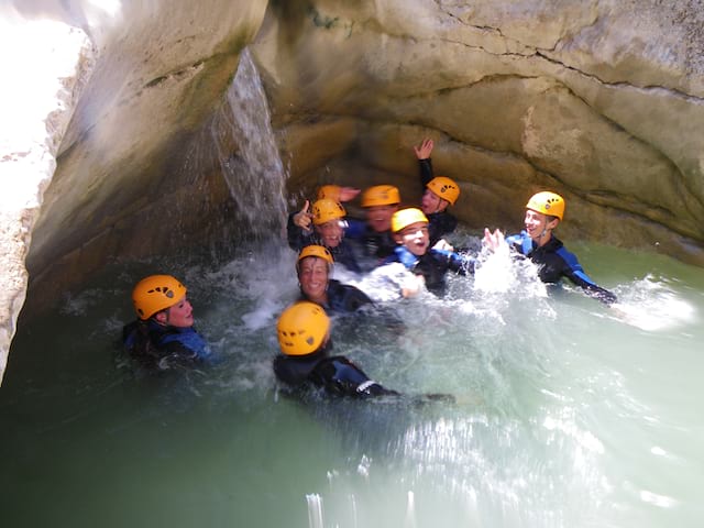 adolescents faisant du canyoning en colo 