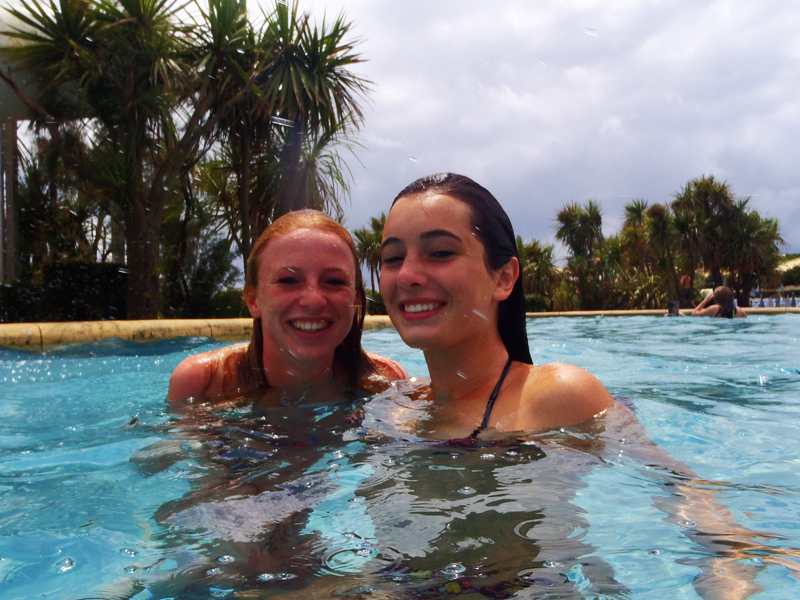 portrait de deux jeunes filles se baignant à la piscine cet été