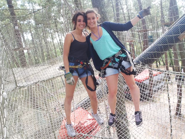 deux jeunes filles en colo cet été dans le sud de la france