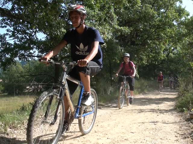 ados en balade à vélo dans le sud de la france en colo