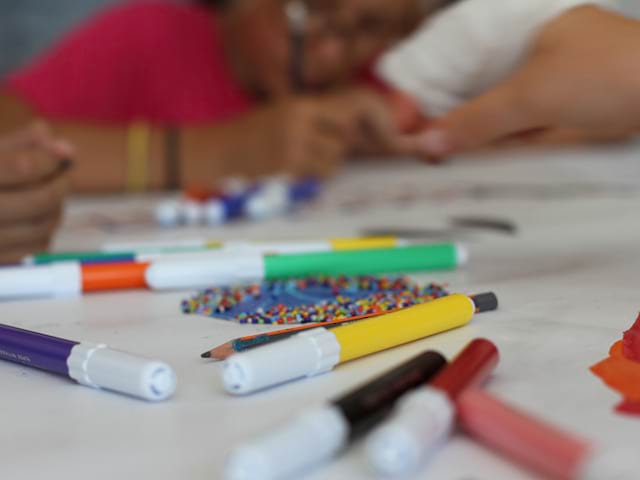 Feutres et coloriage pour enfants en colonie de vacances