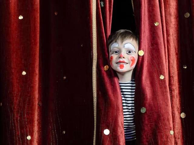 Jeune garçon faisant du théâtre en colo