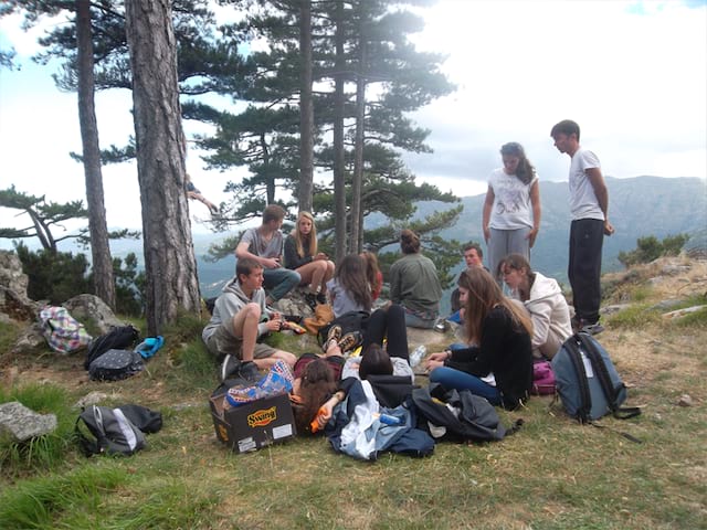 Groupe d'ados en pique nique en colo en Corse