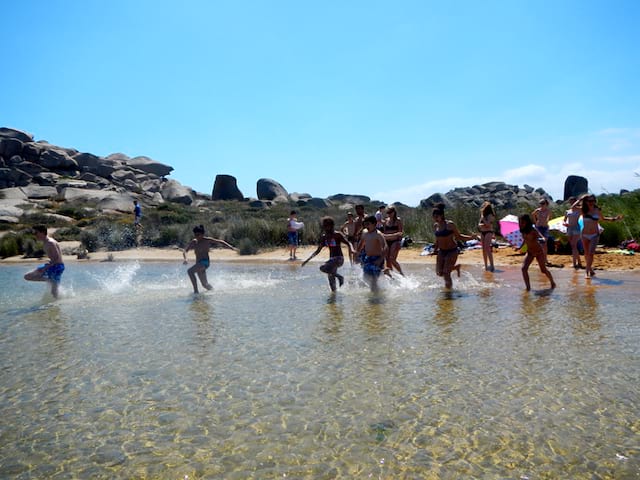 Groupe de jeunes qui s'amusent dans la mer en colo de vacances cet été