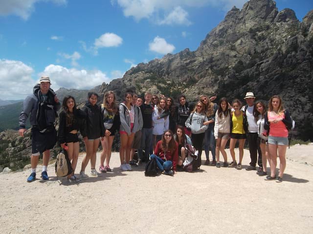 groupe d'adolescents posant sur les hauteurs en Corse cet été en colonie de vacance
