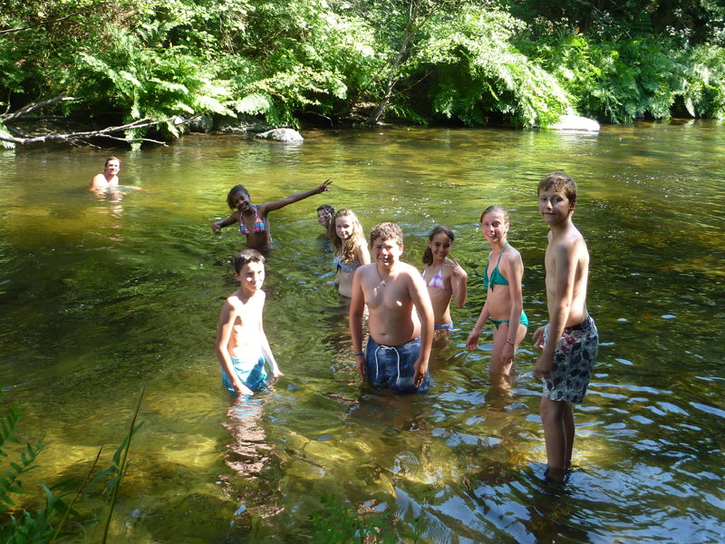 Adolescents se baignant dans une rivière en colonie de vacances en Corse