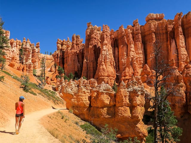 Adolescent se baladant en californie au bryce canyon en colonie de vacances