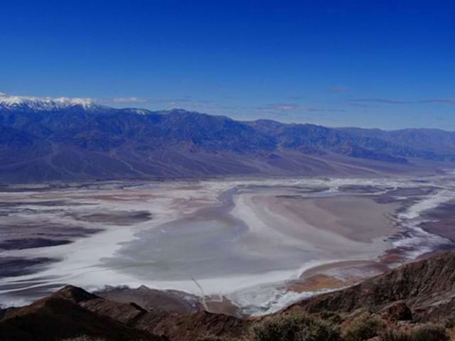 Ados visitant Death Valley Badwater en colonie de vacances Californie