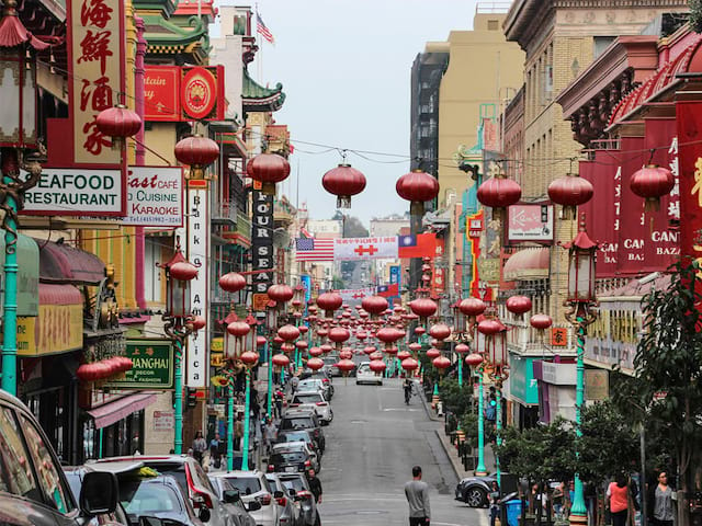 Visite de China town par les ados en colonie de vacances cet été