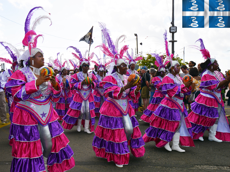 Femmes martiniquaises habillées en tenue traditionnelle lors d'un défilé en colonie de vacances en martinique