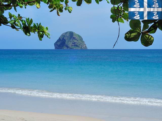 Plage et vue sur la mer en colonie de vacances en martinique