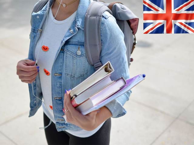 Une adolescente en colonie de vacances linguistique se prépare à assister à ses cours de d'anglaise en Angleterre