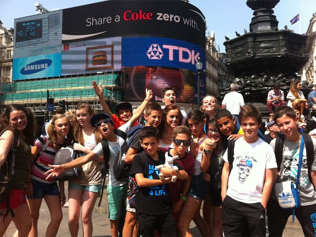 Un groupe d'adolescent en colonie de vacances sur la place de Piccadilly Circus à Londres en Angleterre en été 