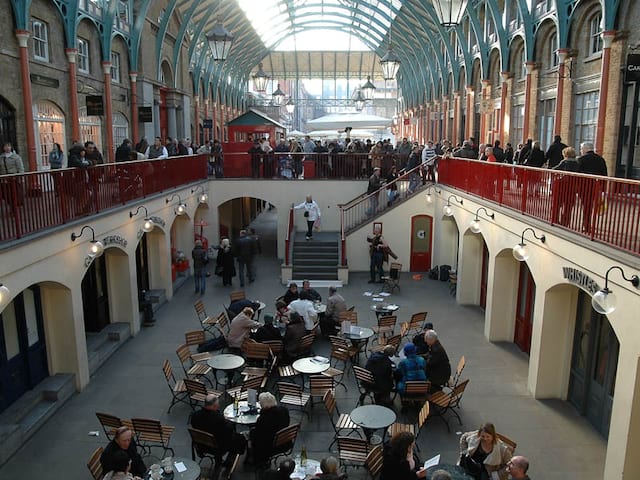 L'intérieur du Covent Garden Market de Londres en Angleterre