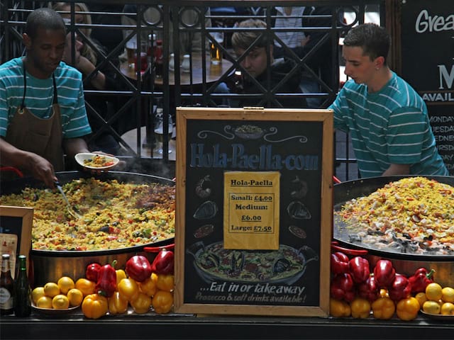 Vendeur de paella dans le marché couvert de Covent Garden à Londres en Angleterre