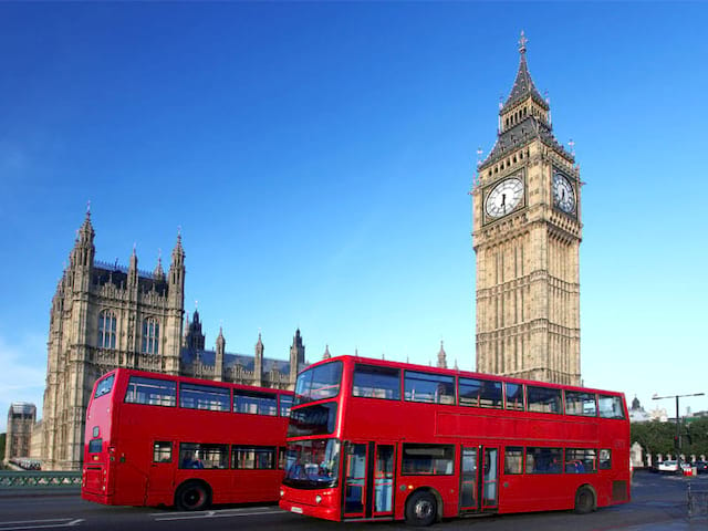 Les bus rouges de Londres devant le Parlement en Angleterre