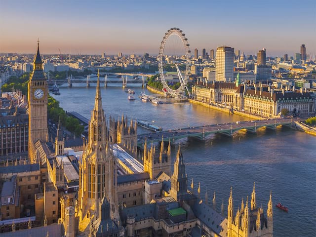 Vue d'hélicoptère sur la ville de Londres en Angleterre