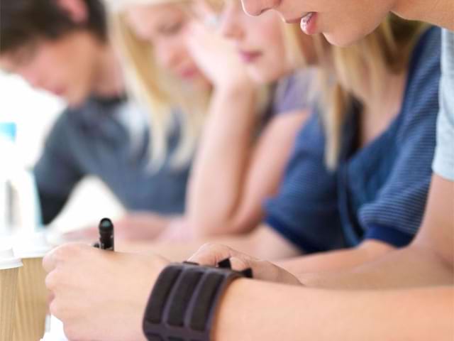 Un groupe d'adolescent en colonie de vacances linguistiques révise leurs cours d'anglais 