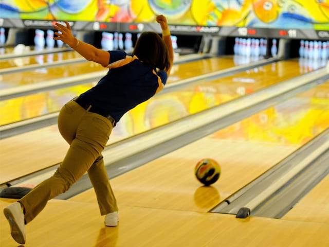 Une adolescente en colonie de vacances linguistique faisant du bowling à Londres en Angleterre