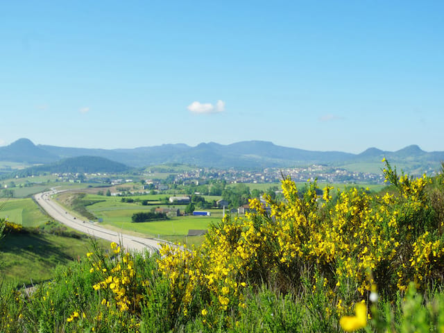 paysage d'auvergne où se déroulent les stages sportifs pour enfants à Yssingeaux