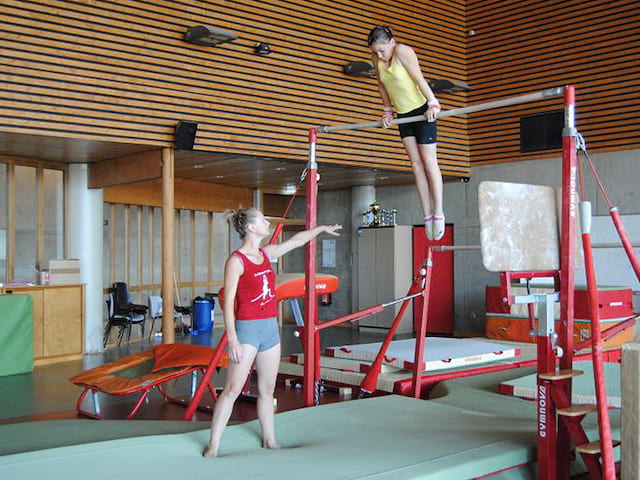 Enfants faisant de la gym en stage sportif cet été en demi pension 