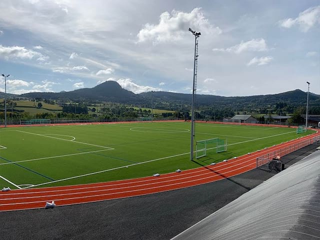 Vue sur le terrain d'athlétisme en stage sportif