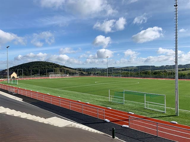 Terrain d'athlétisme pour ados en stage sportif