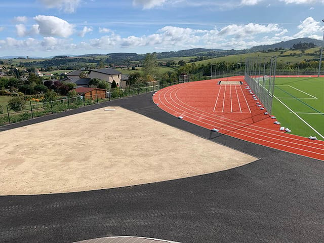 Terrain d'athlétisme neuf et infrastructure sportives pour ados