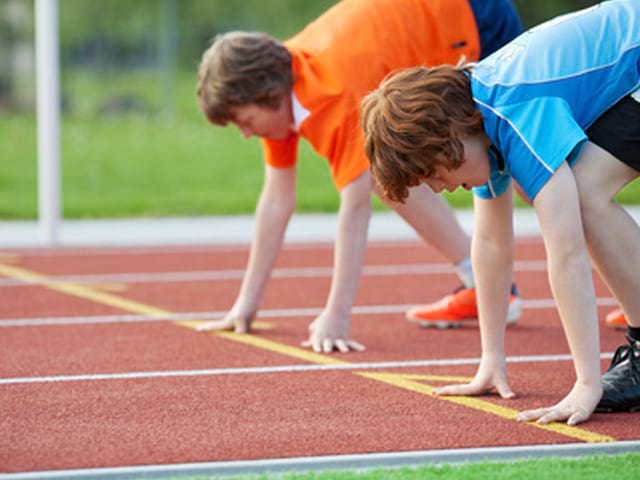 adolescents pratiquant le sprint durant un stage d'athlétisme cet été