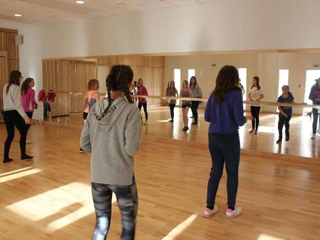 groupe de jeunes faisant de la danse en stage sportif danse