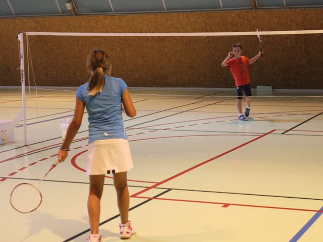 Enfants jouant au badminton cet été en stage sportif