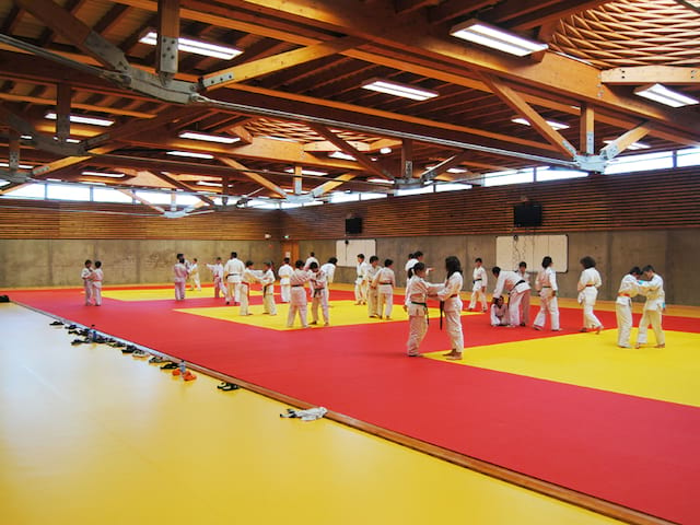 salle de judo durant un stage sportif de judo pour enfant et ados