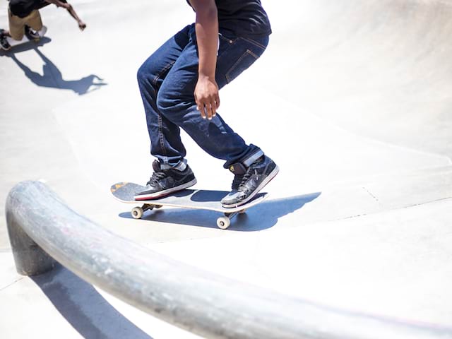 jeune ado faisant du skateboard en colo cet été