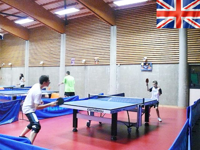 enfants jouant au tennis de table durant un stage sportif pour apprendre l'anglais