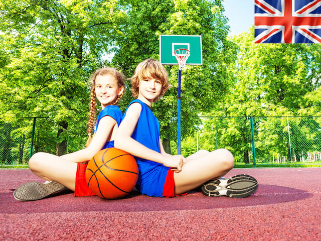 Deux ados jouant au basketball en stage sportif anglais