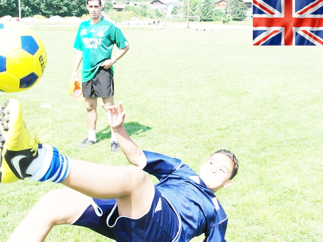 ado jouant au football durant un stage sportif cet été