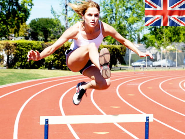 adolescente pratiquant l'athlétisme en stage sportif cet été