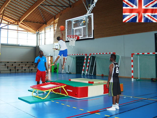 ados faisant des entrainements de basketball en stage sportif cet été