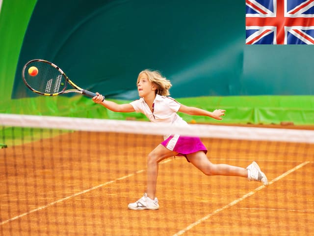 Adolescente jouant au tennis en stage sportif cet été