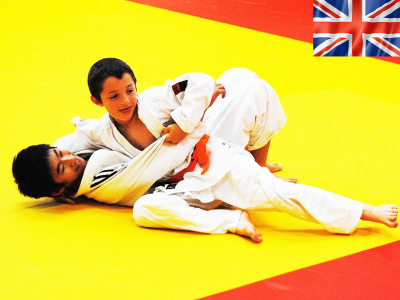 Enfants faisant du judo en stage sportif cet été