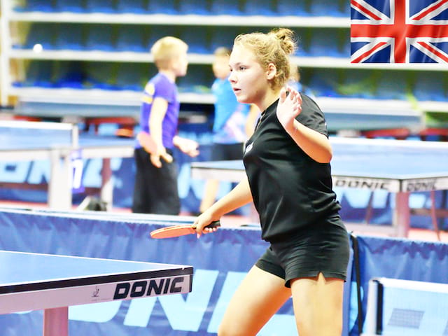 Enfants jouant au tennis de table en stage sportif de tennis de table cet été