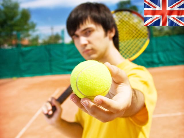 ado jouant au tennis en stage sportif