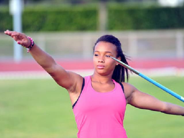 Jeune adolescente pratiquant le lancer de javelots durant un stage sportif d'athlétisme 