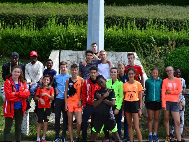 groupe d'enfants faisant de l'athlétisme durant un stage sportif cet été