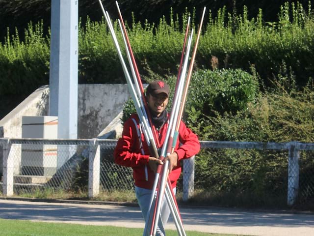 Adolescents apportant les javelots pour le lancer de javelot durant les stages sportifs athlétisme cet été