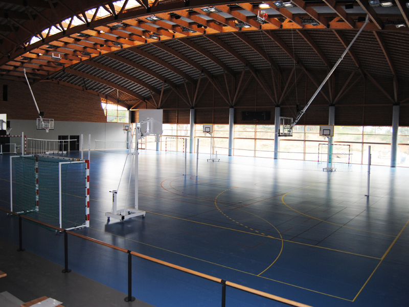 Salle de gymnase stage sportif badminton été Auvergne